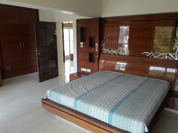 Bedroom in 3.5 BHK Apartment at Khar West – for Rent