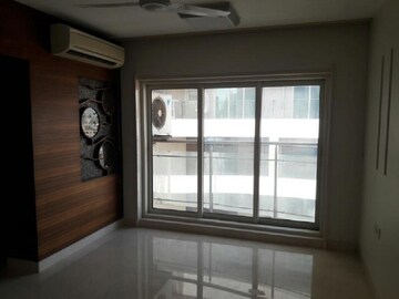 Room in 3.5 BHK Apartment at Khar West – for Rent