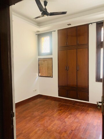 Room in 3 BHK Builder Floor at South Extension ii – for Rent