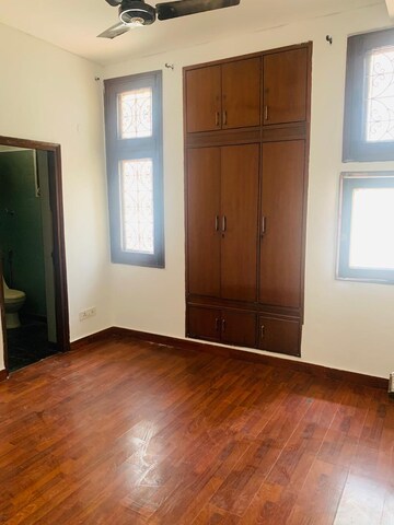 Room in 3 BHK Builder Floor at South Extension ii – for Rent