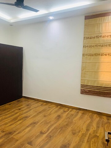 Room in 3 BHK Builder Floor at South Extension ii – for Rent