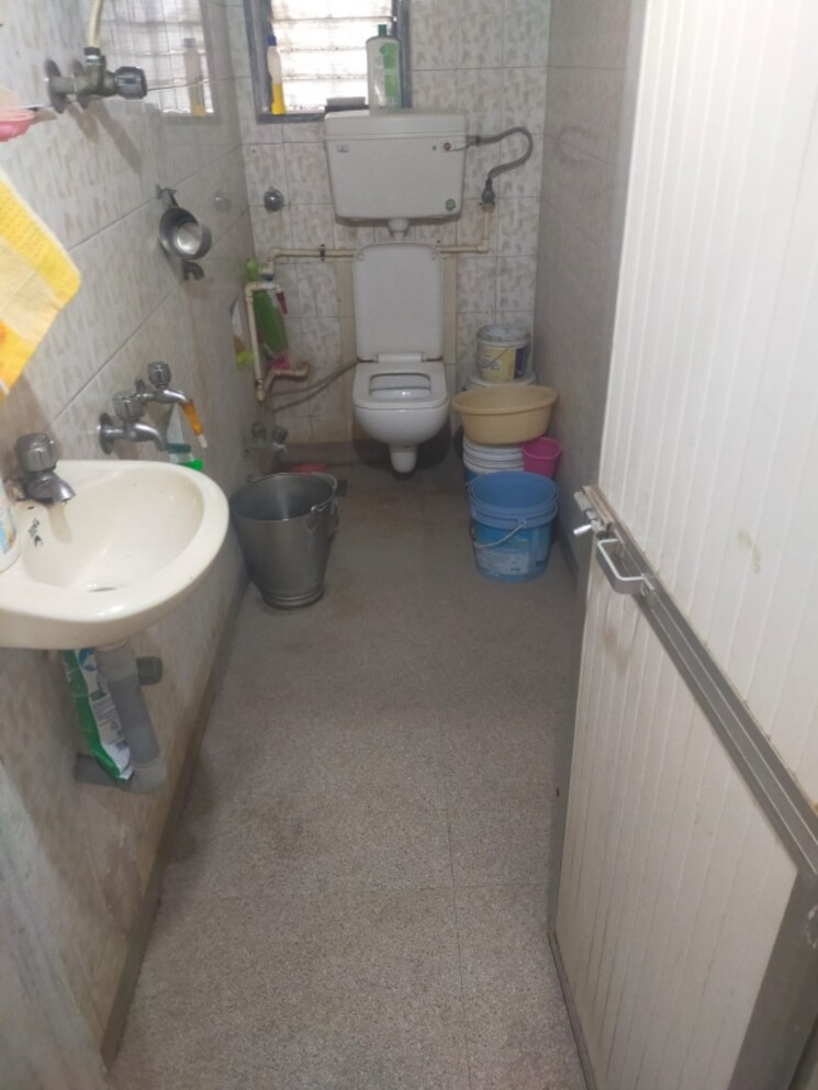 Bathroom, goregaon west 1 Bedroom 400 Sq.Ft. Apartment In Goregaon West Mumbai 8118159