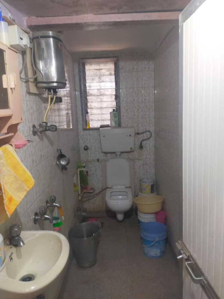 Bathroom, goregaon west 1 Bedroom 400 Sq.Ft. Apartment In Goregaon West Mumbai 8118159