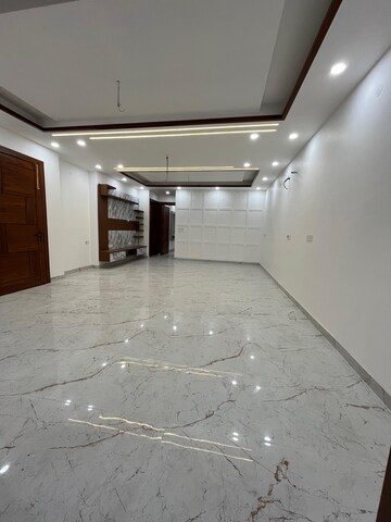 Parking in 3 BHK Builder Floor at Sainik Plaza, Sector 49 – for Sale