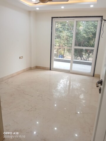 Room in 3 BHK Builder Floor at Vivek Vihar – for Rent