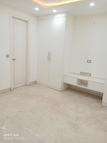 Room in 3 BHK Builder Floor at Vivek Vihar – for Rent