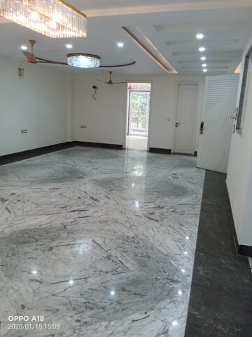 Room in 3 BHK Builder Floor at Vivek Vihar – for Rent