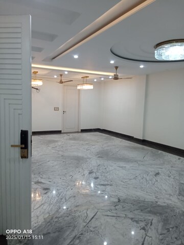 Room in 3 BHK Builder Floor at Vivek Vihar – for Rent