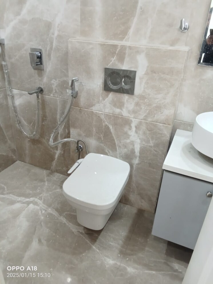 Bathroom, surajmal vihar 4 Bedroom 320 Sq.Yd. Builder Floor In Surajmal Vihar Delhi 8118309