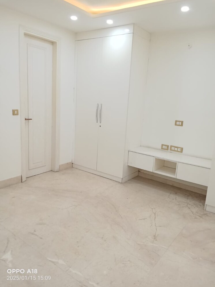 Room, surajmal vihar 4 Bedroom 320 Sq.Yd. Builder Floor In Surajmal Vihar Delhi 8118309