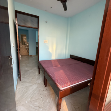 Room in 1.5 BHK Builder Floor at Sector 63 – for Rent