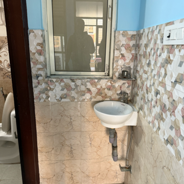 Bathroom in 1.5 BHK Builder Floor at Sector 63 – for Rent