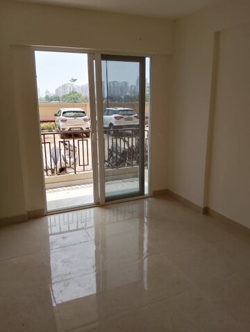 Room in 2 BHK Apartment at Signature Orchard Avenue 2, Sector 93 – for Rent