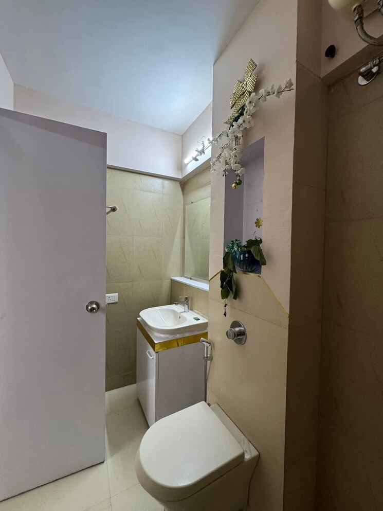 Bathroom, lodha-splendora-tierra 3 Bedroom 953 Sq.Ft. Apartment In Ghodbunder Road Thane 8118384