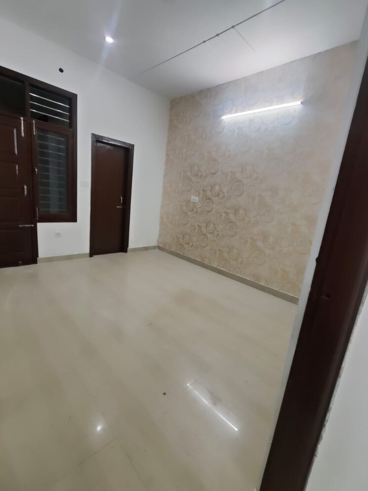 Room, dhakoli village 3 Bedroom 150 Sq.Yd. Apartment In Dhakoli Village Zirakpur 8118409