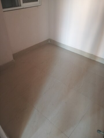 Room in 2.5 BHK Apartment at Amrapali Golf Homes, Sector 4, Greater Noida – for Rent