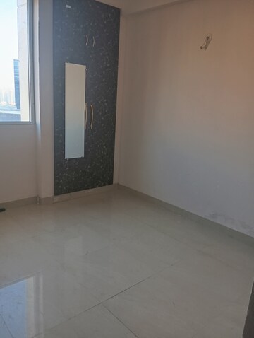 Room in 2.5 BHK Apartment at Amrapali Golf Homes, Sector 4, Greater Noida – for Rent