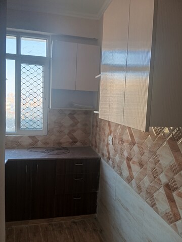 Kitchen in 2.5 BHK Apartment at Amrapali Golf Homes, Sector 4, Greater Noida – for Rent