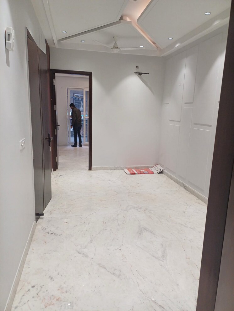 Room, paschim vihar 2.5 Bedroom 84 Sq.Yd. Builder Floor In Paschim Vihar Delhi 8118484