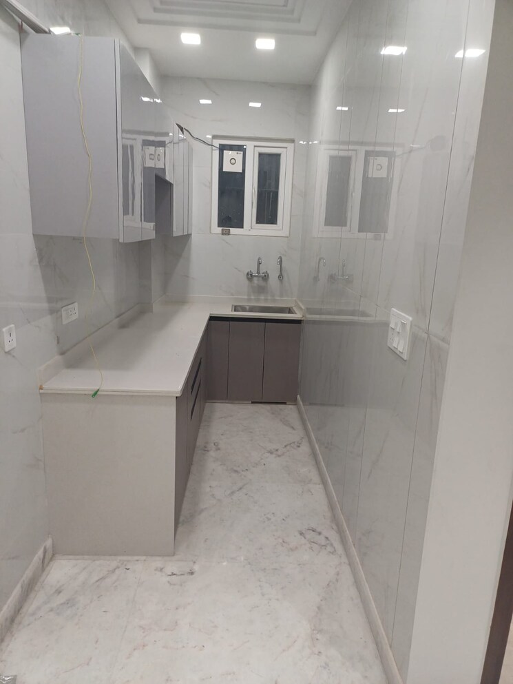 Kitchen, paschim vihar 2.5 Bedroom 84 Sq.Yd. Builder Floor In Paschim Vihar Delhi 8118484