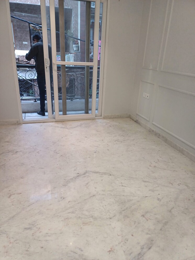 Room, paschim vihar 2.5 Bedroom 84 Sq.Yd. Builder Floor In Paschim Vihar Delhi 8118484