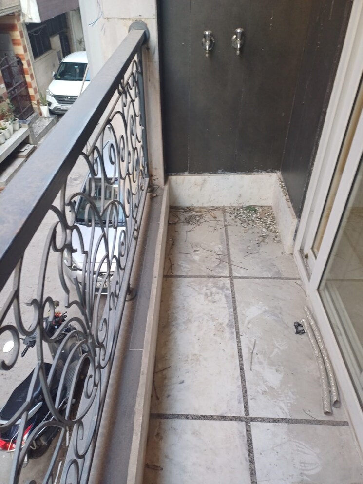 Balcony, paschim vihar 2.5 Bedroom 84 Sq.Yd. Builder Floor In Paschim Vihar Delhi 8118484