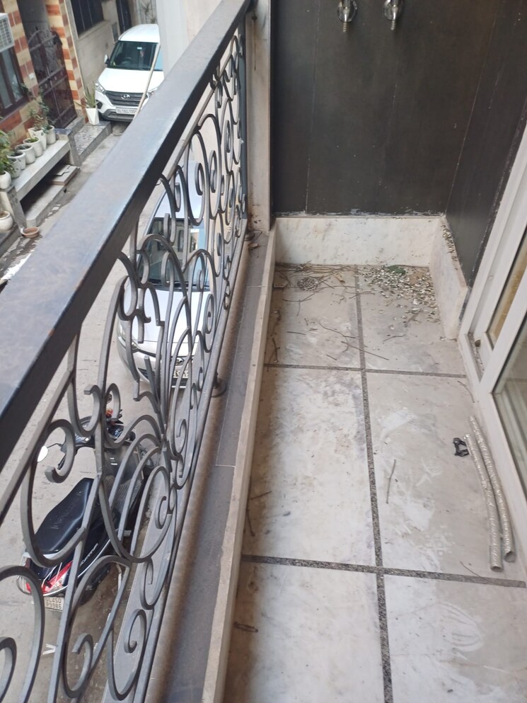 Balcony, paschim vihar 2.5 Bedroom 84 Sq.Yd. Builder Floor In Paschim Vihar Delhi 8118484