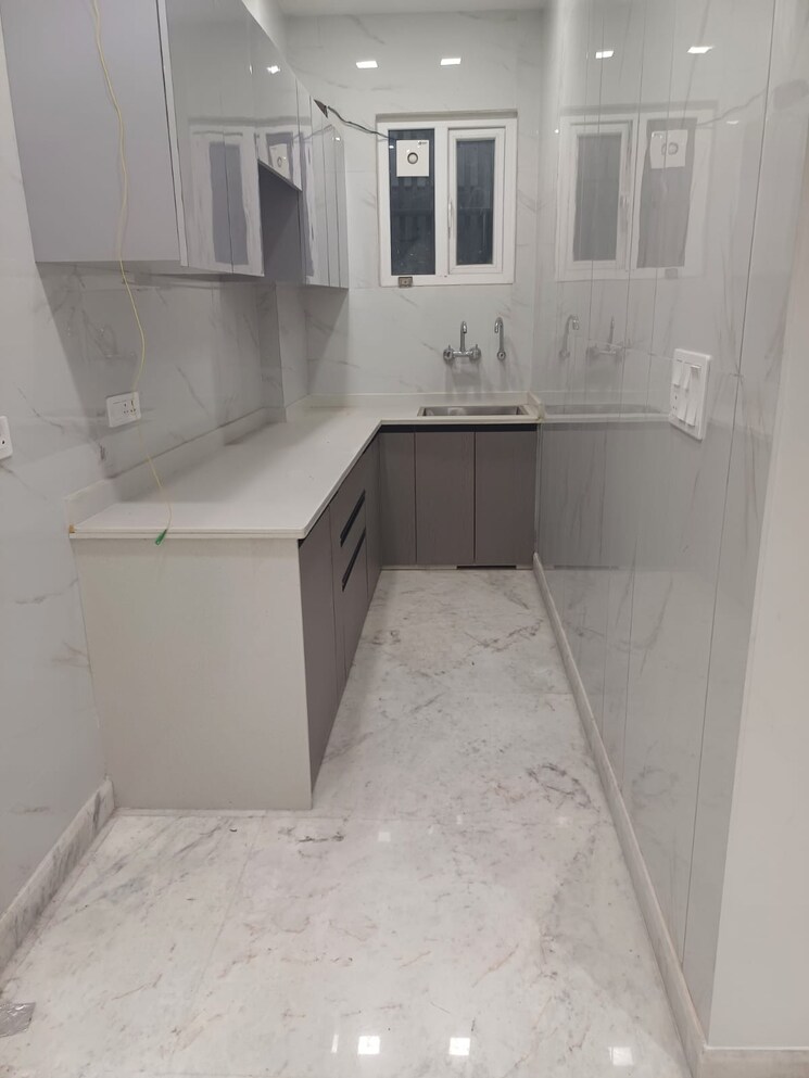 Kitchen, paschim vihar 2.5 Bedroom 84 Sq.Yd. Builder Floor In Paschim Vihar Delhi 8118484