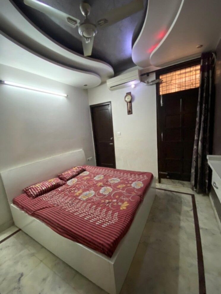 Bedroom, paschim vihar 2.5 Bedroom 84 Sq.Yd. Builder Floor In Paschim Vihar Delhi 8118489