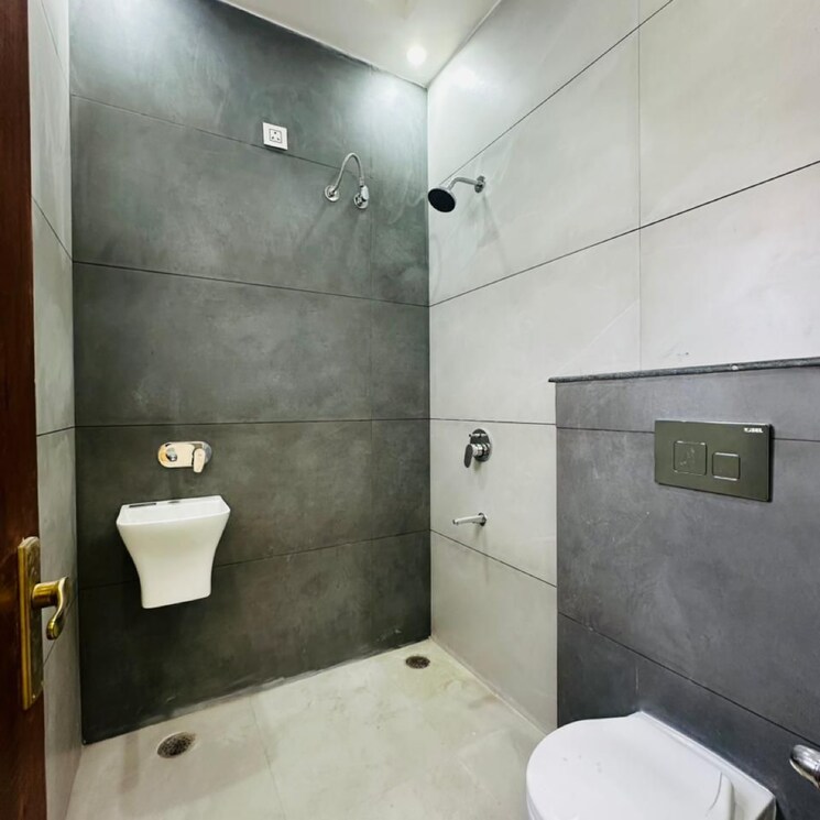 Bathroom, sector 8 4 Bedroom 160 Sq.Yd. Independent House In Sector 8 Faridabad 8118528