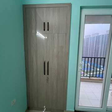 Room in 3 BHK Apartment at Tata Eureka Park, Sector 150 – for Rent
