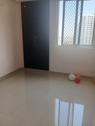 Room in 2.5 BHK Apartment at Amrapali Golf Homes, Sector 4, Greater Noida – for Rent