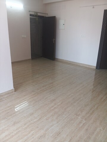 Room in 2.5 BHK Apartment at Amrapali Golf Homes, Sector 4, Greater Noida – for Rent