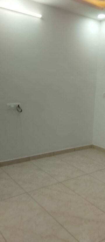Room in 2 BHK Apartment at Aliganj – for Rent