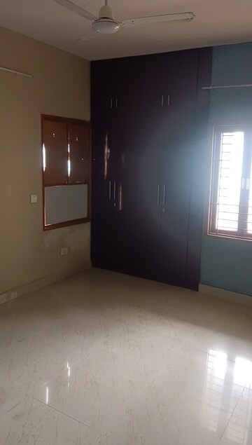 Room in 2 BHK Apartment at Gomti Nagar – for Rent