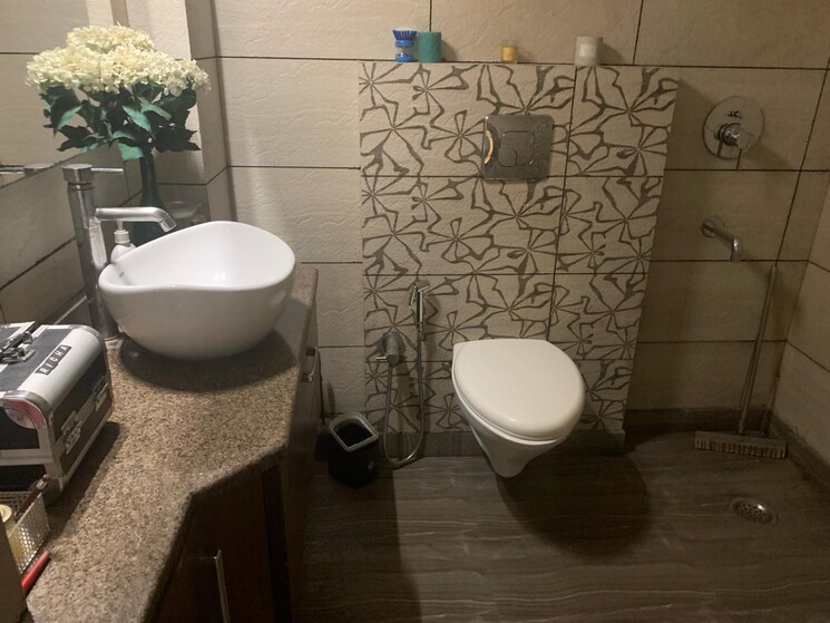 Bathroom, dlf-the-aralias 4 Bedroom 6000 Sq.Ft. Apartment In Sector 42 Gurgaon 8118965
