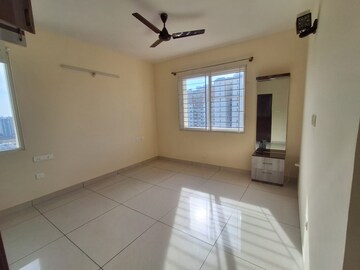 Room in 2 BHK Apartment at Prestige Lakeside Habitat, Varthur – for Rent