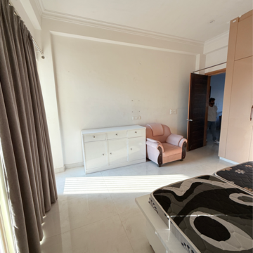 Room in 2.5 BHK Builder Floor at Sector 105 – for Rent