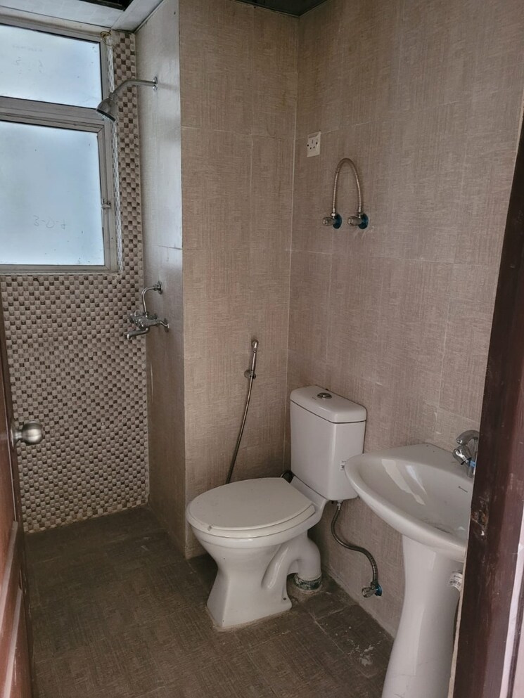 Bathroom, aditya-urban-homes 1 Bedroom 585 Sq.Ft. Apartment In Shahpur Bamheta Ghaziabad 8119224