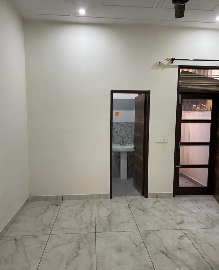 Room, ambala highway 3 Bedroom 125 Sq.Yd. Independent House In Ambala Highway Zirakpur 8119319