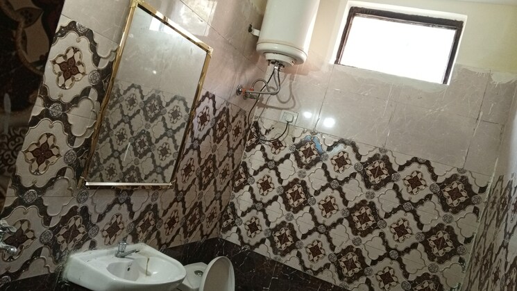 Bathroom, unitech-cyber-park 3 Bedroom 300 Sq.Ft. Builder Floor In Sector 39 Gurgaon 8119373