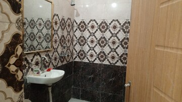 Bathroom in 3 BHK Builder Floor at Unitech Cyber Park, Sector 39 – for Rent