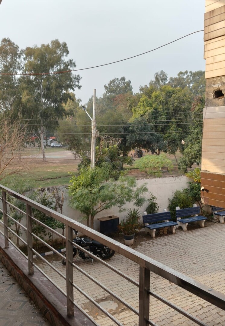 Balcony, ambala highway 4 Bedroom 200 Sq.Yd. Builder Floor In Ambala Highway Zirakpur 8119394