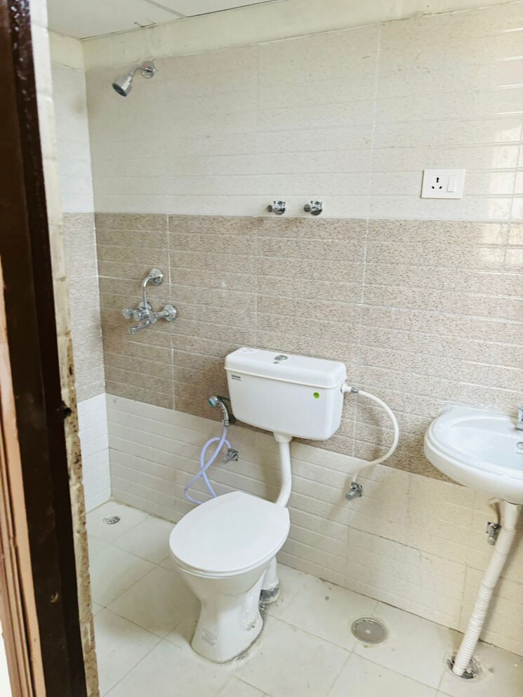 Bathroom, signature-orchard-avenue-2 3 Bedroom 732 Sq.Ft. Apartment In Sector 93 Gurgaon 8119541