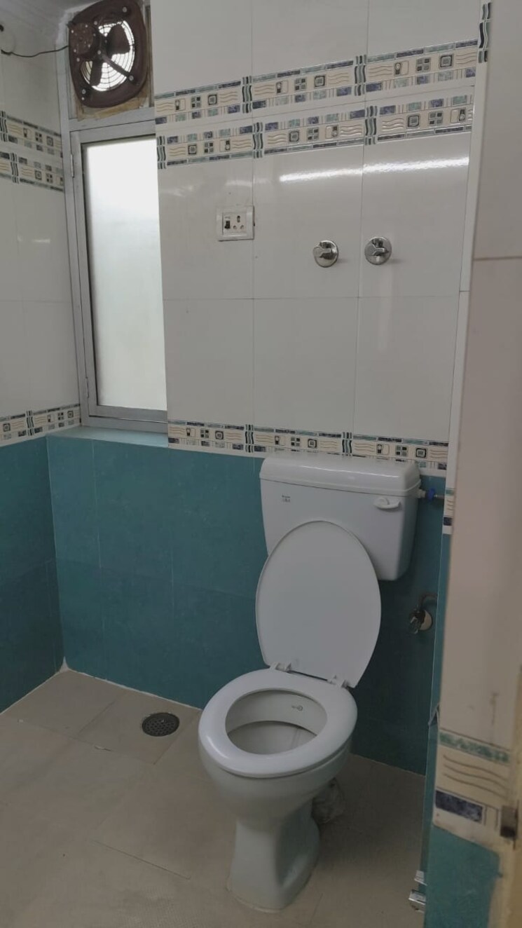 Bathroom, new ashok nagar 2.5 Bedroom 700 Sq.Ft. Builder Floor In New Ashok Nagar Delhi 8119514