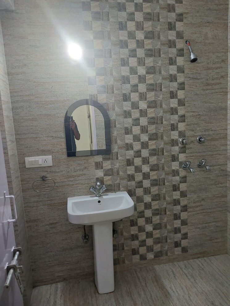 Bathroom, new ashok nagar 2.5 Bedroom 1050 Sq.Ft. Apartment In New Ashok Nagar Delhi 8119556