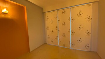 Room in 3.5 BHK Apartment at Omaxe Twin Towers, Sector 50 – for Sale
