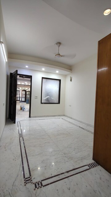 Room in 3 BHK Independent House at RWA Apartments Sector 39, Sector 39 – for Rent