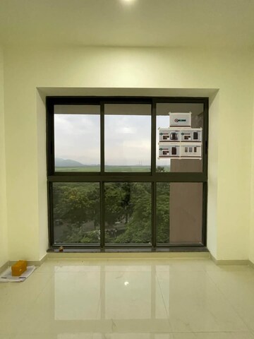 Room in 2 BHK Apartment at Lodha Splendora Platino, Ghodbunder Road – for Rent
