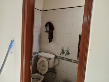 Bathroom in 3.5 BHK Apartment at Ardee City The Residency, Sector 52 – for Rent